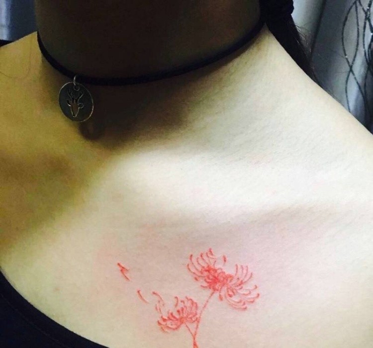 女生锁骨边好看的彼岸花纹图案欣赏 